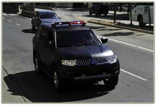 Viatura preta de pronta resposta estacionada na rua, foto publicada pela SASTRAC